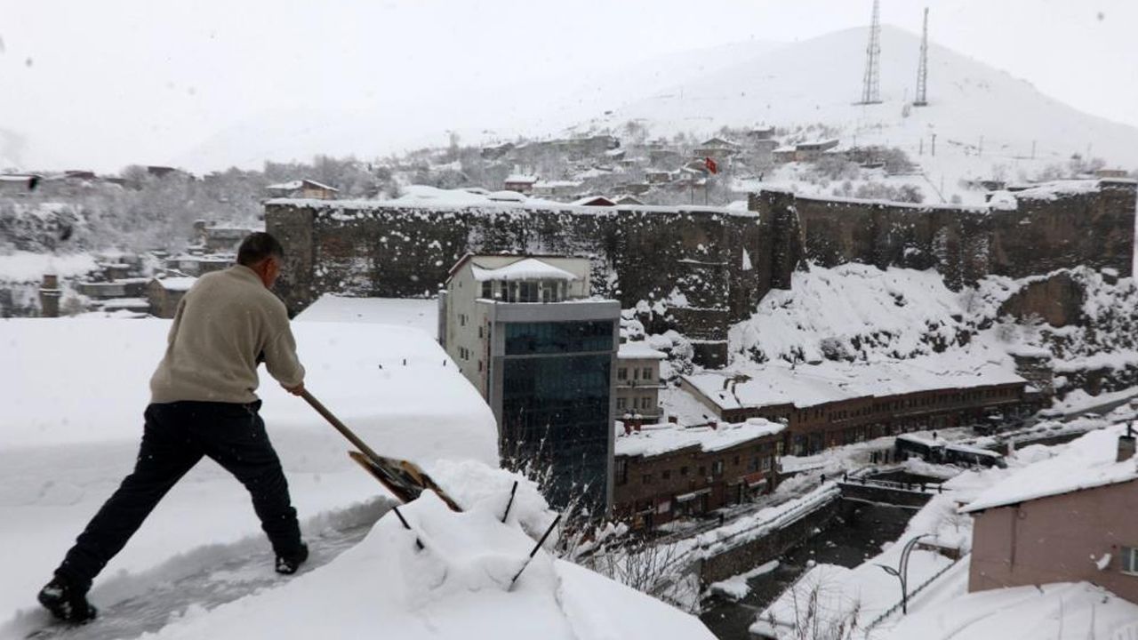 Bitlis’te çatılarda kar küreme seferberliği