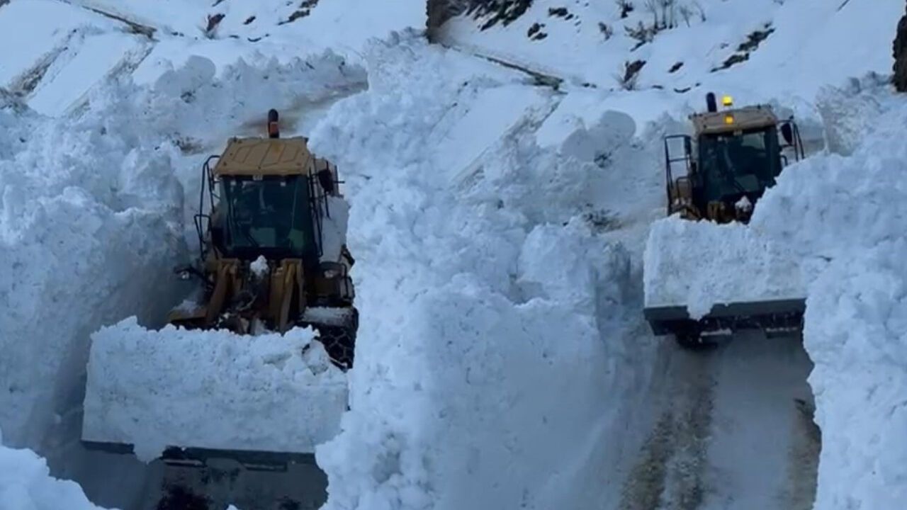 Bitlis’te köy yoluna çığ düştü