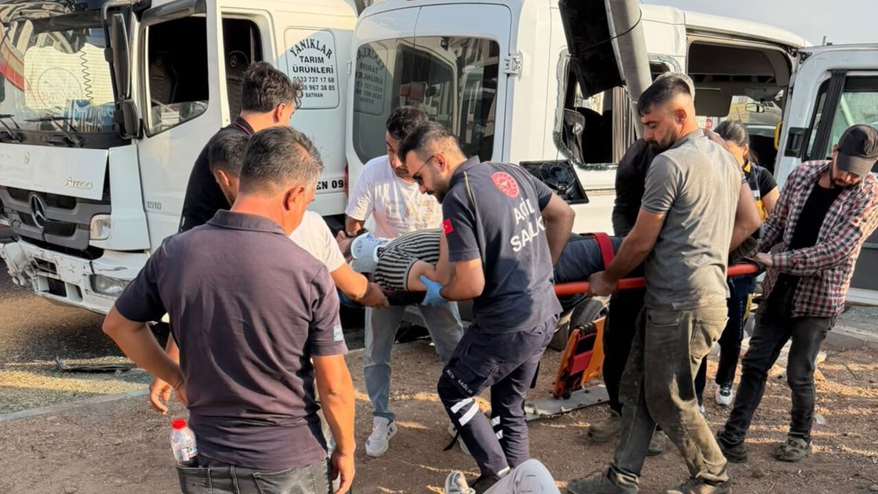 Batman'da tır ile minibüs çarpıştı: 6 yaralı