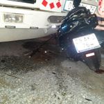 Feci kaza; Motosiklet kamyona ok gibi saplandı
