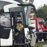 Yolcu otobüsü ile otomobil çarpıştı: 30 yaralı