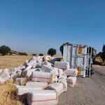 Diyarbakır'da saman dolu kamyon devrildi