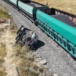 Yük treni kamyona çarptı: 1 yaralı