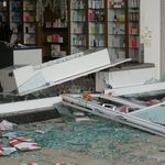 Şiddetli fırtınada ağaçları devrildi, iş yerlerinin camları patladı