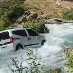 El freni çekilmeyen kamyonet Çay’a uçtu