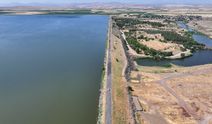 Diyarbakır'da tam doluluğa ulaşan baraj gölünde su tahliyesi