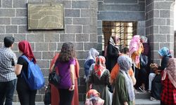 VİDEO- Diyarbakır'da önce türbeye sonra sınava!