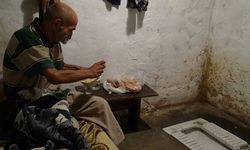 VİDEO- Tuvalette yaşayan adam sıcak yuvaya böyle kavuştu
