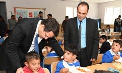Kaymakam Çeçen öğrencilerle yemek yedi