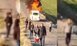 Alev alev yanan minibüsten yolcular kendilerini dışarı attı
