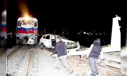 Diyarbakır'da yük treni otomobile çarptı: 4 yaralı