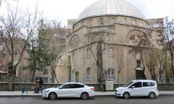 Diyarbakır'da depremde ağır hasar gören cami minaresi yıkıldı