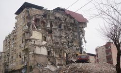 Ağır hasarlı evler birer birer yıkılıyor