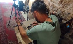 Mardinli ressam resimlerini tuval yerine cama işliyor