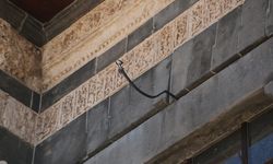 Ulu Cami’deki yılan figürü dikkat çekiyor