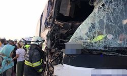 Yolcu otobüsü tıra çarptı, 22 kişi yaralandı