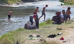 Sıcaktan bunalan köy sakinlerine plaj yaptırdı