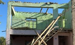Elazığ’da ağır hasarlı binanın balkonu çöktü: 2 yaralı