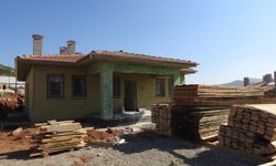 Depremzedeler için yapılan köy evlerinin inşası devam ediyor