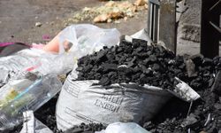 Sinop'ta ihtiyaç sahiplerine ücretsiz verilen kömürler çöpe atıldı