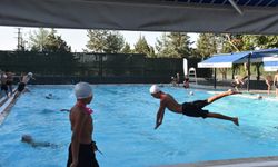 Diyarbakır'da süs havuzunda yüzen çocuklar yarı olimpik havuza götürüldü