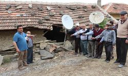 Taş ocağından mahalleye düşen kaya parçaları vatandaşları korkutuyor