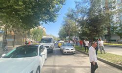 Diyarbakır’da bina yıkımı araç trafiğini kilitledi