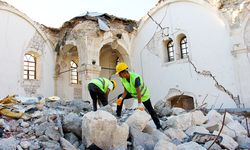 Depremde yıkılan caminin restorasyon başladı