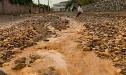 Cizre’de 15 dakikalık yağmur, yolları çamura çevirdi