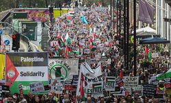 Londra'da on binlerce kişi Filistin için eylem yaptı