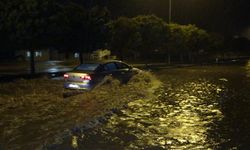 Adıyaman'da yağmur yağdı, cadde ve sokaklar göle döndü