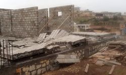 Mardin'de rüzgar nedeniyle inşaat halindeki ev yıkıldı