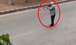 Diyarbakır'da bir şahıs elindeki av tüfeğiyle yolu kapattı