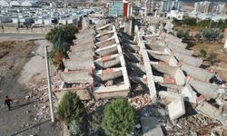 Adıyaman'da hasarlı binalar tek tek yıkılıyor