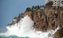 Antalya’da dev dalgalar 30 metre yükseldi