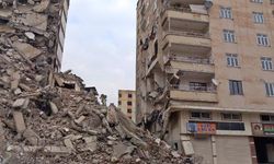 Diyarbakır’da yıkım kararı verilen bina yanındaki binaya zarar verdi