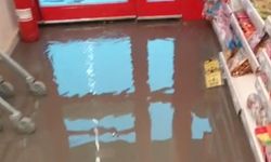 Yağış nedeniyle marketleri su bastı