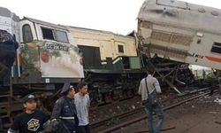 İki yolcu treni çarpıştı: 3 ölü, 28 yaralı
