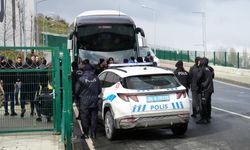 Düzensiz göçmenleri taşıyan otobüs kazaya karıştı