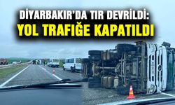 Diyarbakır’da tır devrildi: Yol trafiğe kapatıldı