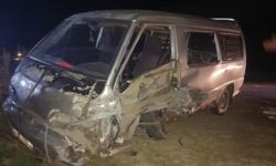 Otomobil ve minibüs çarpıştı: 5 yaralı