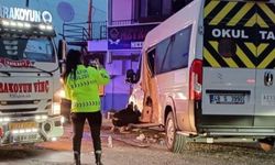 Servis minibüsleri çarpıştı, 28 kişi yaralandı