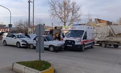 Otomobil ile ambulans çarpıştı: 1 yaralı