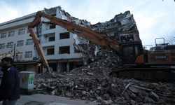 Diyarbakır'da 50 yıllık bina depreme yenik düştü
