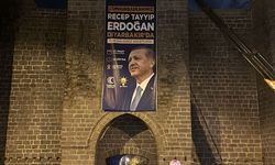 Erdoğan’ın posteri Diyarbakır Surları’na asıldı