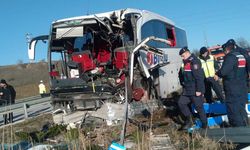 Yolcu otobüsü bariyerlere çarptı: 14 yaralı