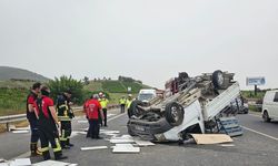 Lastiği patlayan kamyonet devrildi, sürücü öldü