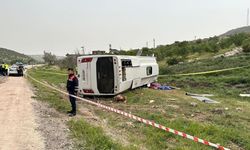 Yolcu taşıyan midibüs devrildi: 1 ölü, 7 yaralı