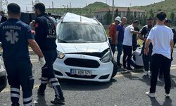 Mardin'de otomobil ile minibüs çarpıştı: 11 yaralı