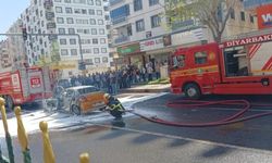 Diyarbakır’da ticari taksi alev alev yandı